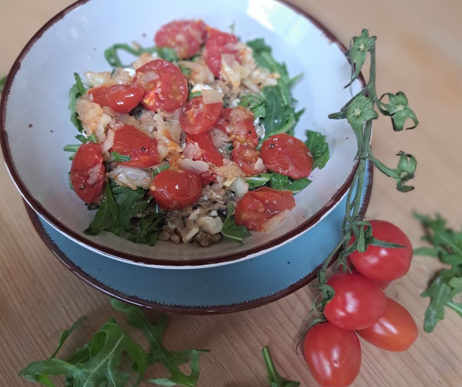 Frühlingshaftes Rollgerstelrisotto mit Backofentomaten und Kürbiskernen bei Salzburg schmeckt