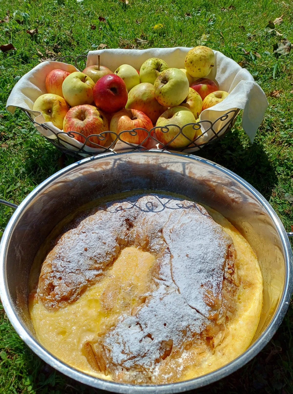 Gezogener Apfelstrudel mit Milch–Ei-Überguss bei Salzburg schmeckt