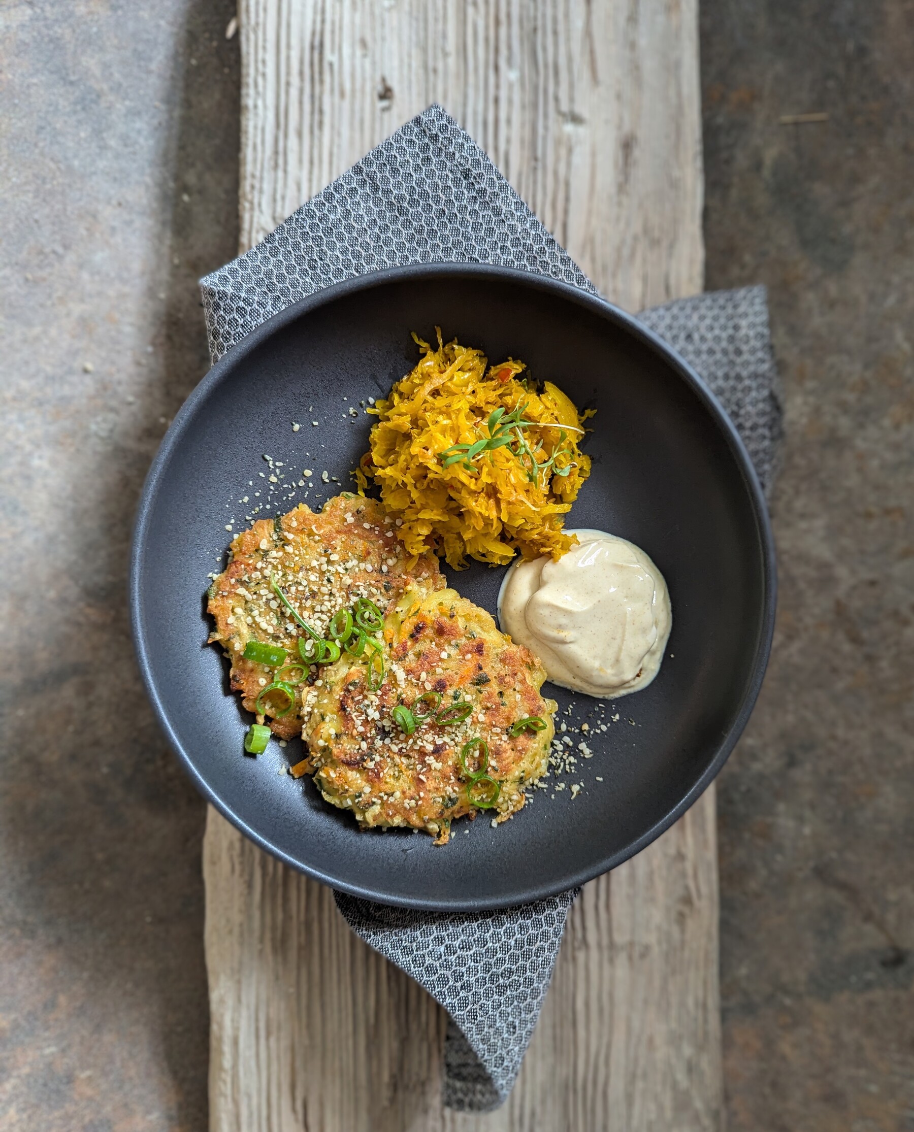 Kartoffel-Wurzelgemüse-Rösti mit goldenem Kraut bei Salzburg schmeckt