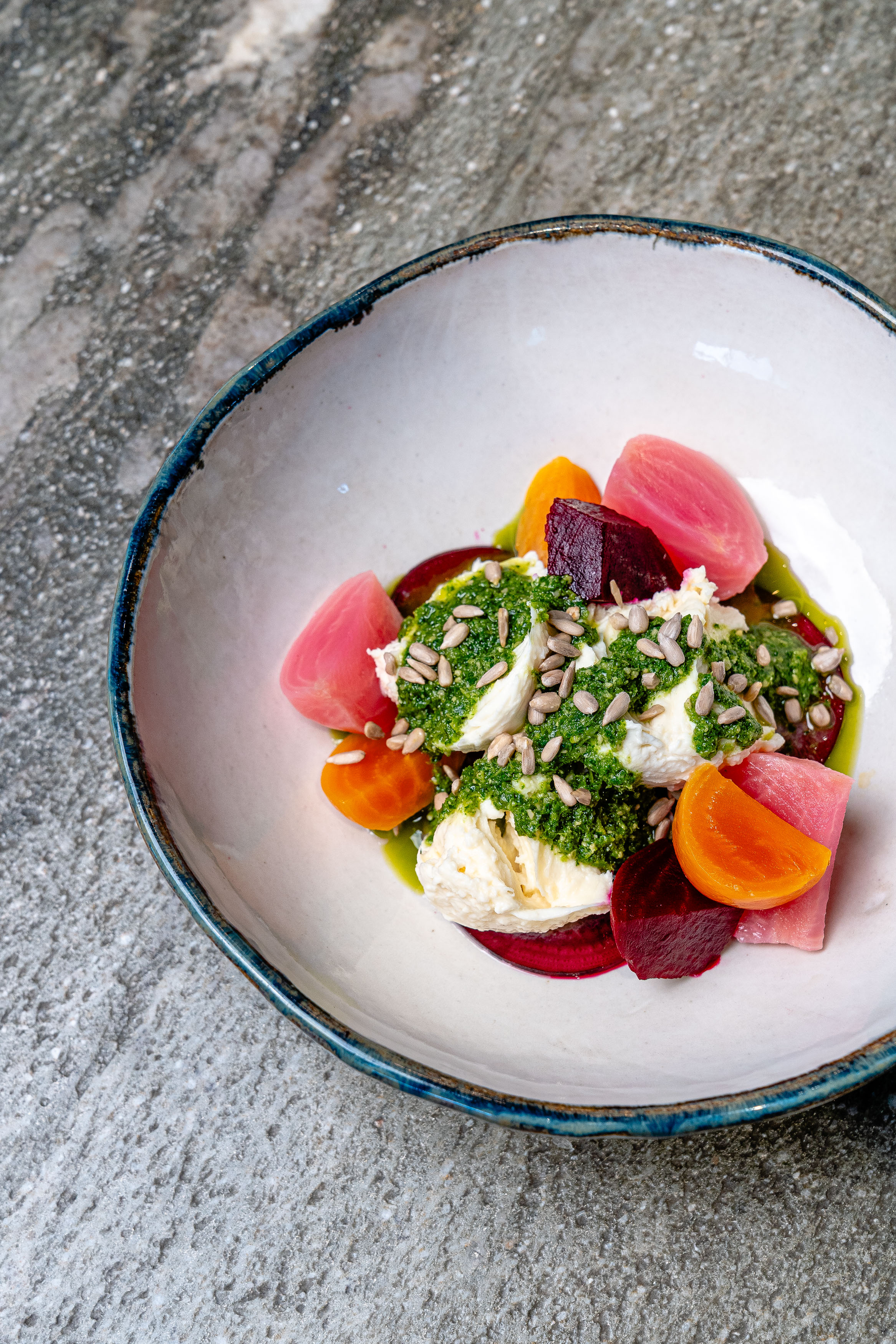 Mozzarella mit Grünkohlpesto und Chioggia-Rübe bei Salzburg schmeckt