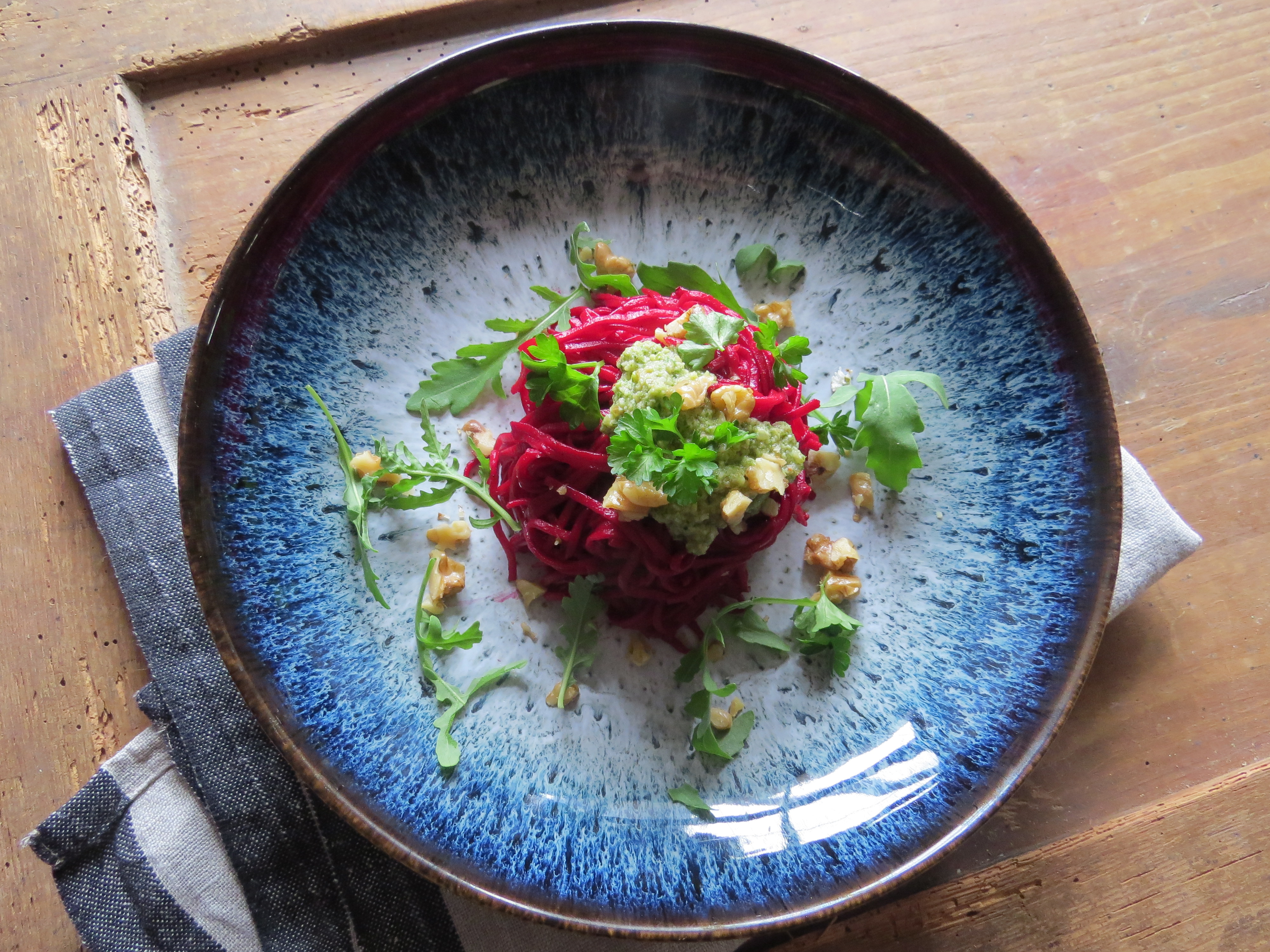 Rote Beete Spaghetti mit Walnuss Pesto und Feta bei Salzburg schmeckt