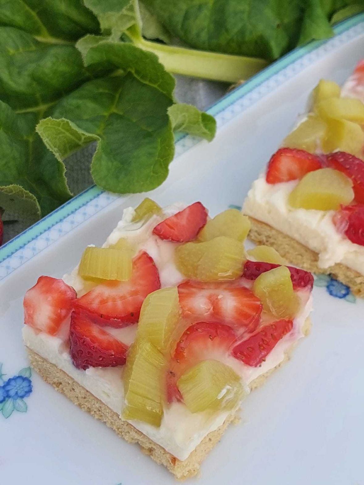 Mürber Erdbeer-Rhabarber-Kuchen bei Salzburg schmeckt