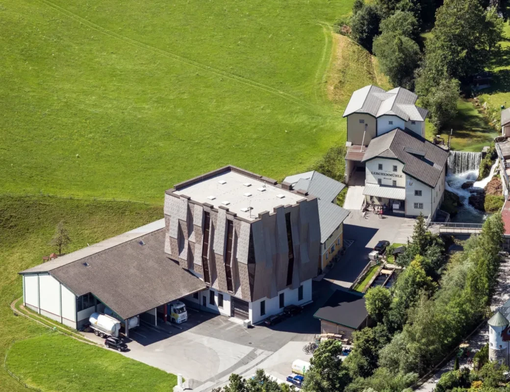 Lerchenmühle_Haus und moderner Getreidesilo in Golling