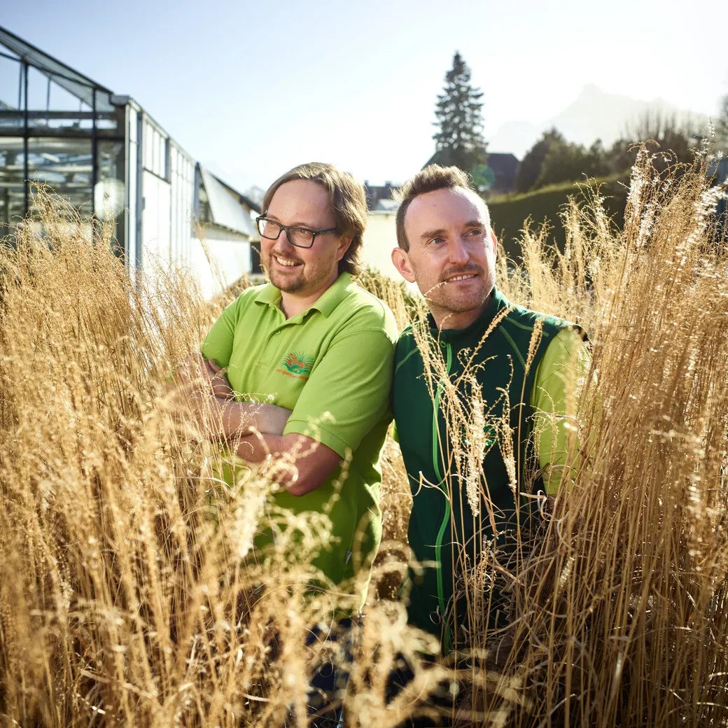 Georg und Stefan Hintringer im Freibereich ihrer Gärtnerei