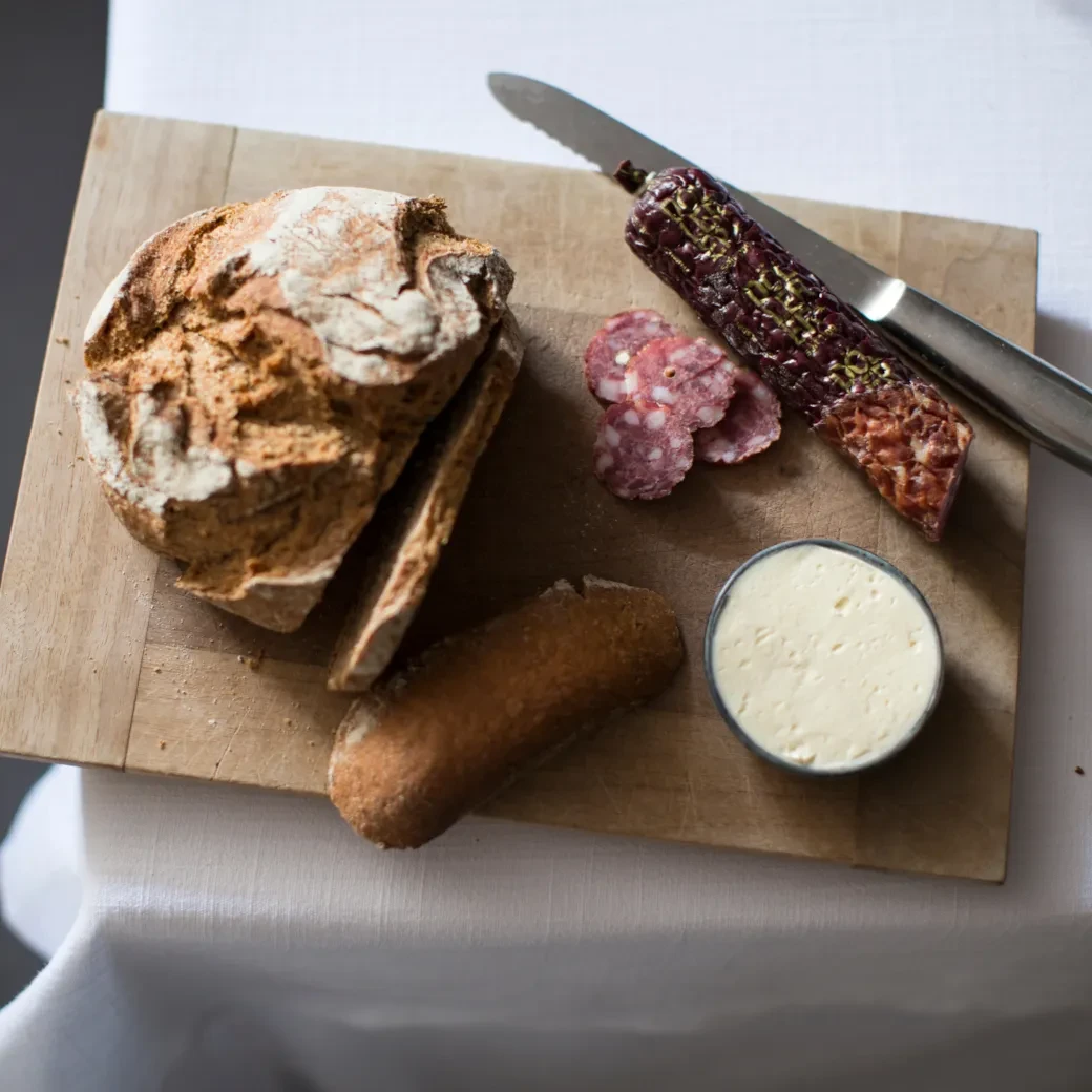 Frisches Brot und Salami vom Döllerer 