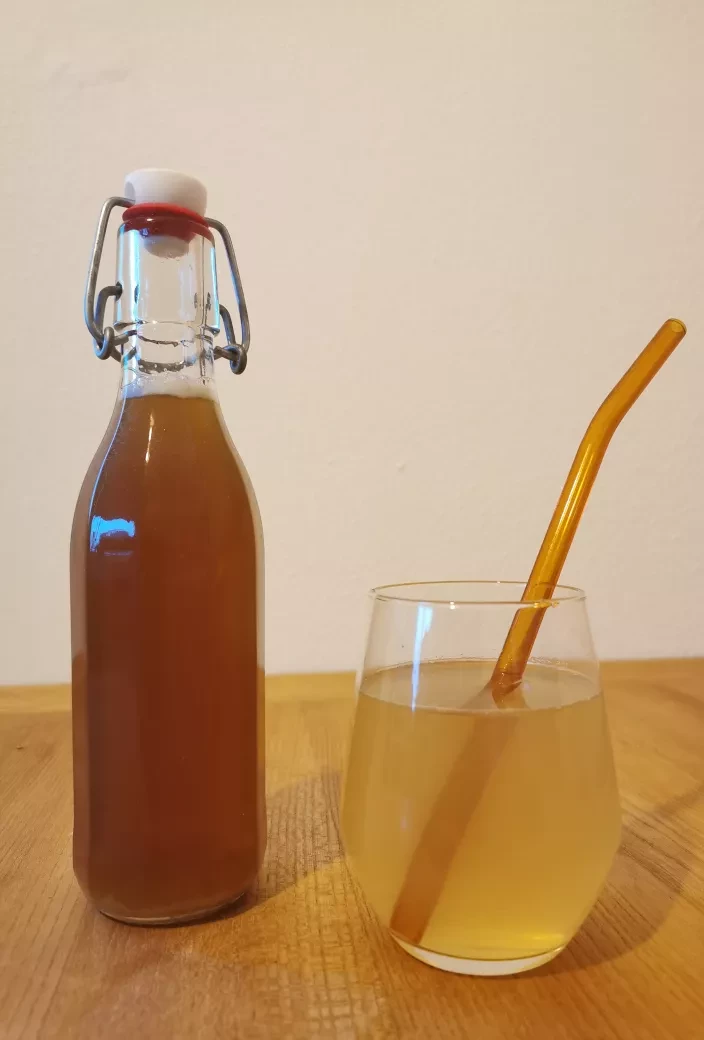 Trinkfertiger Sauerhonig mit Wasser aufgegossen im Glas