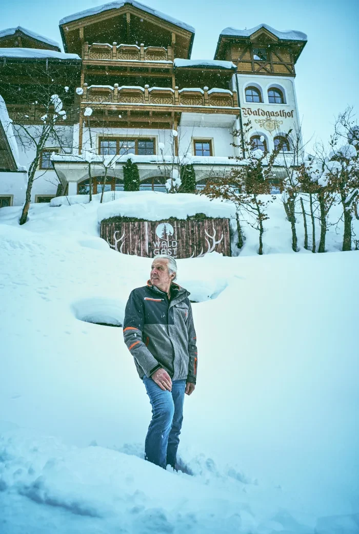 Hannes Tippelreither vor seinem Waldgasthof