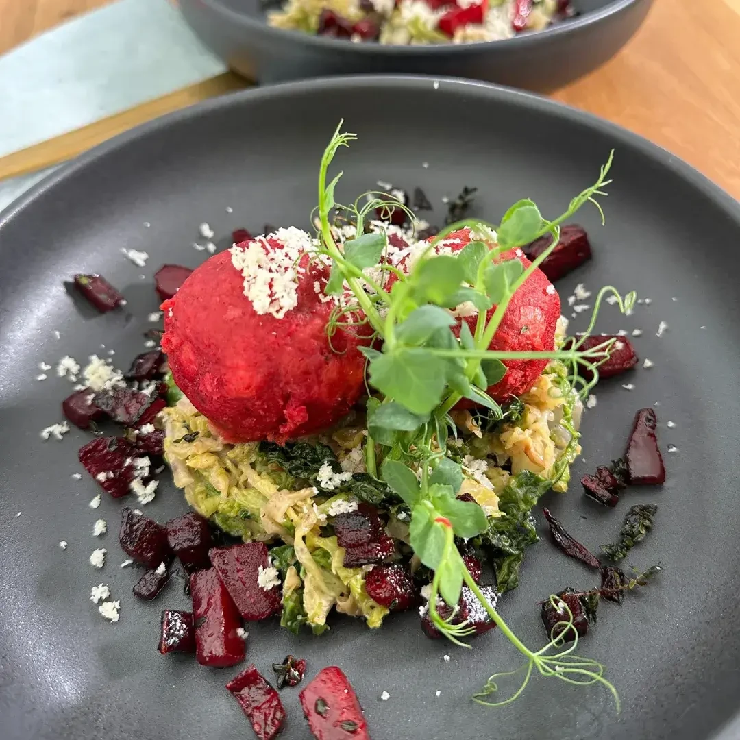 Rote-Rüben-Knödel mit Kren auf Wirsing