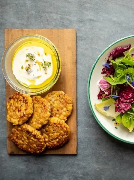 Linsen-Gerstenlaibchen mit Schafsjoghurt und Salat Rudi Pichler