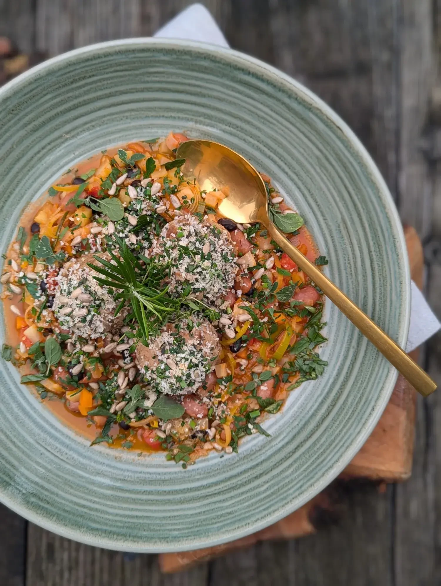 Bohnengericht mit Schwarzbrotknödel