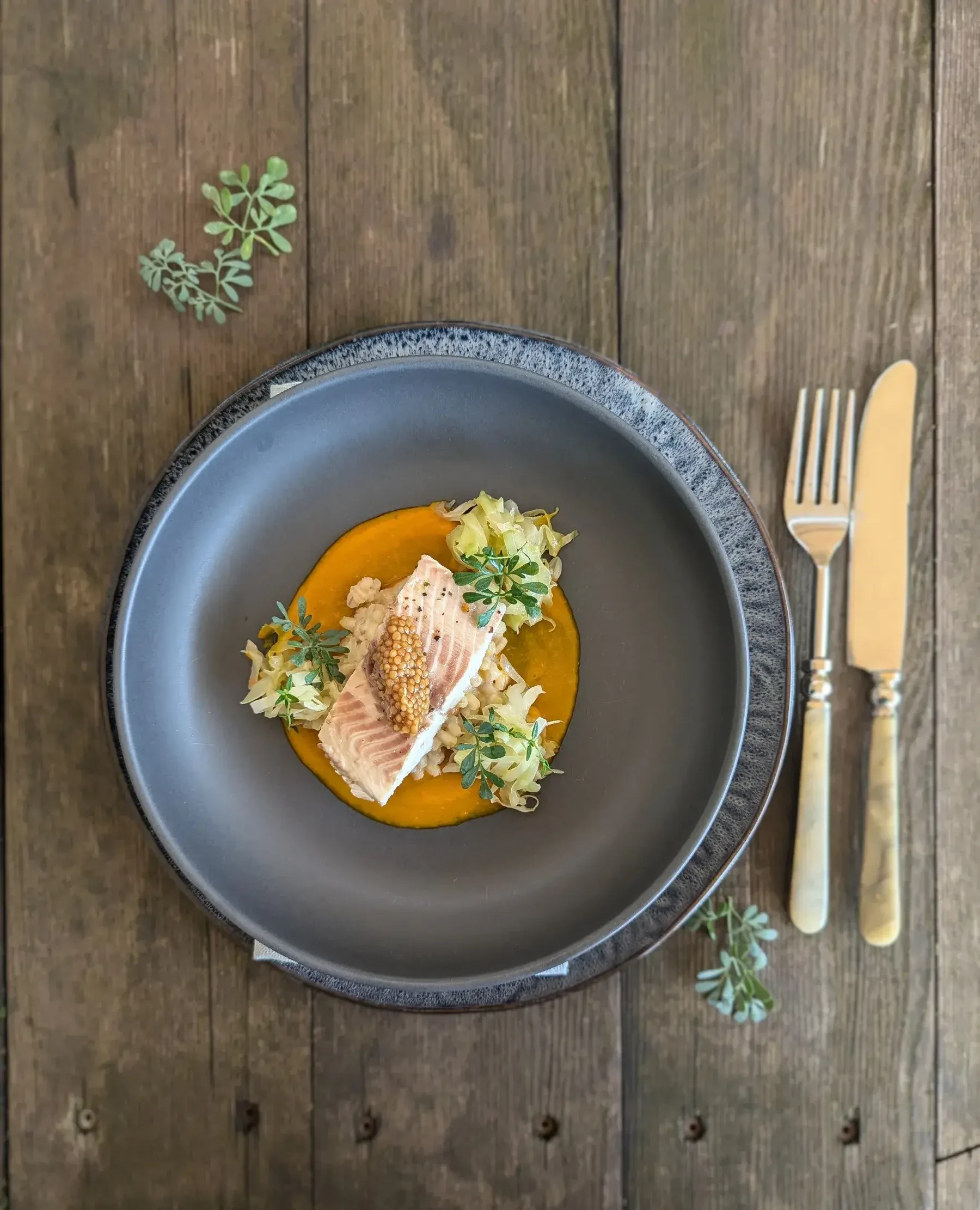 Fischgericht auf Kürbiscreme