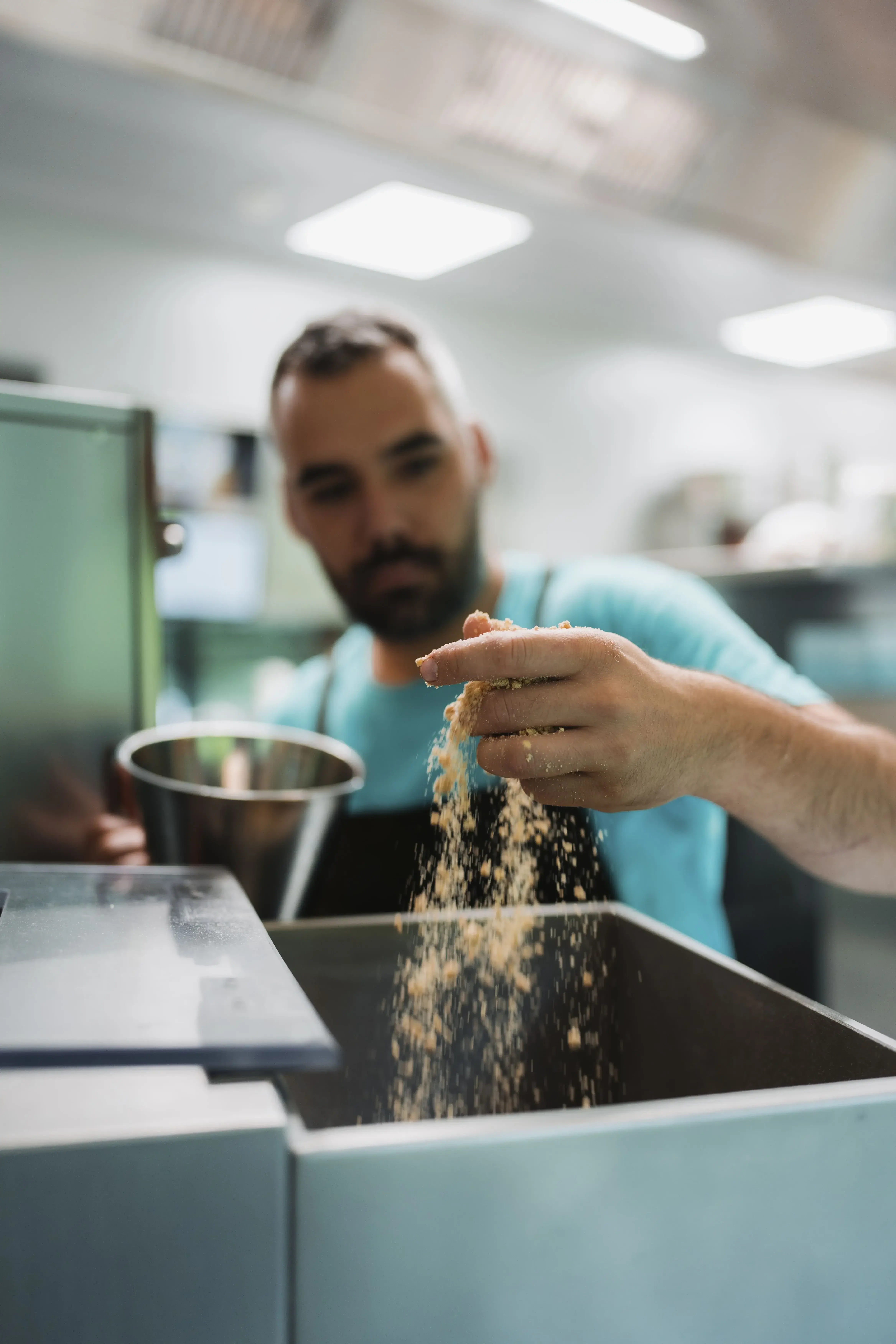 Thomas Hollaus, engagierter Gastgeber, serviert hier Spezialitäten aus hochwertigen regionalen Produkten.