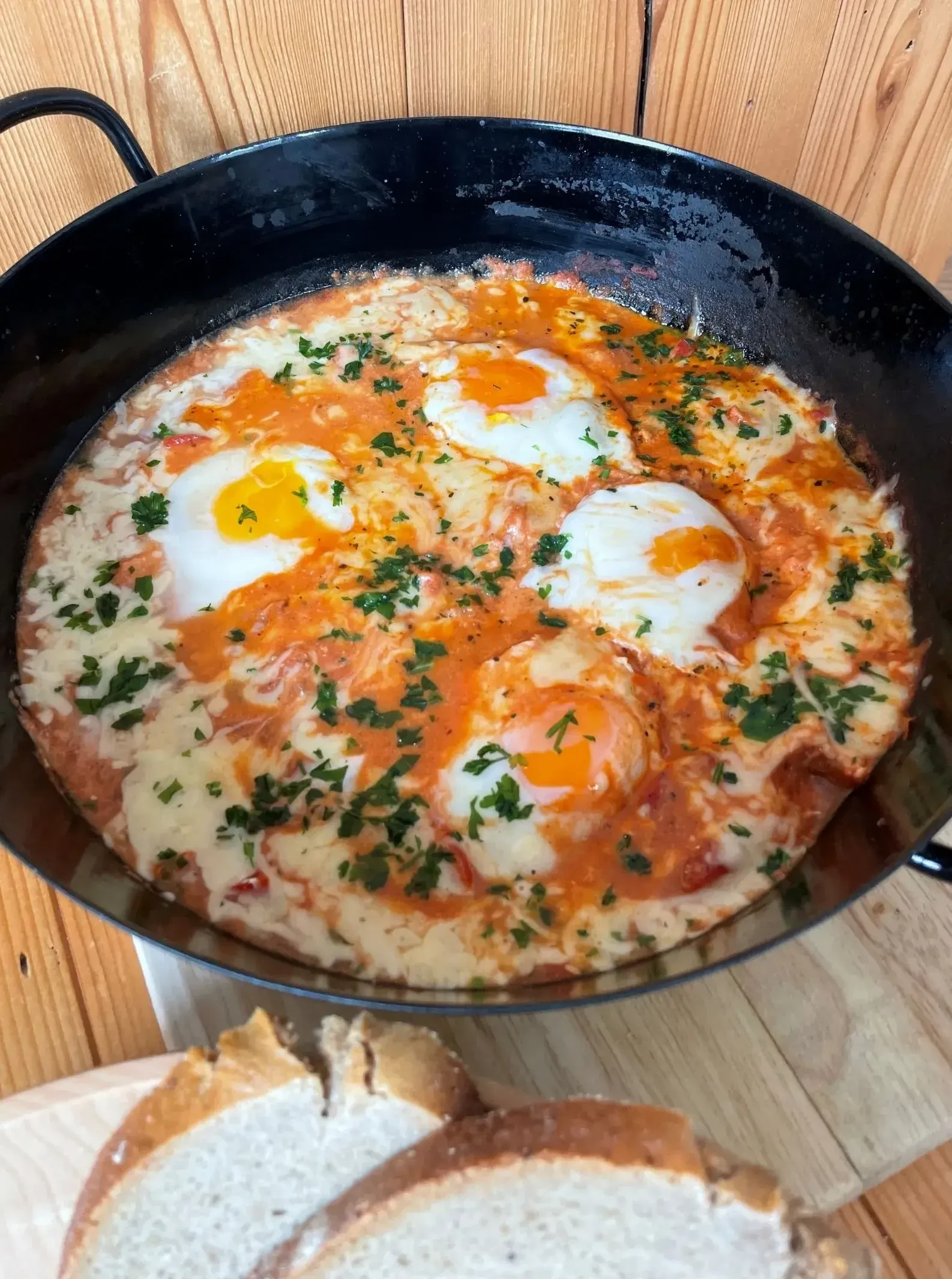 lpines Shakshuka mit Ei, Speck & Topfen – Rezept aus Salzburg