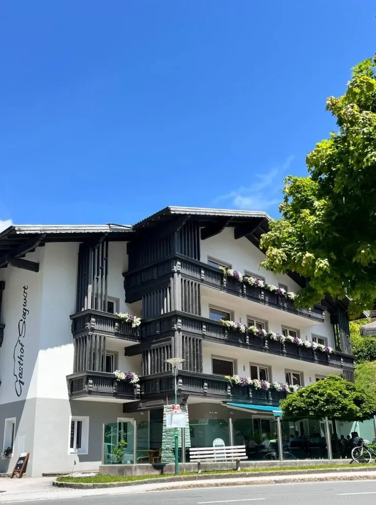 Neben der Gasthütte Spielbergalm führen sie seit Juli 2025 auch den Gasthof Sagwirt im Ortszentrum von Gaißau.