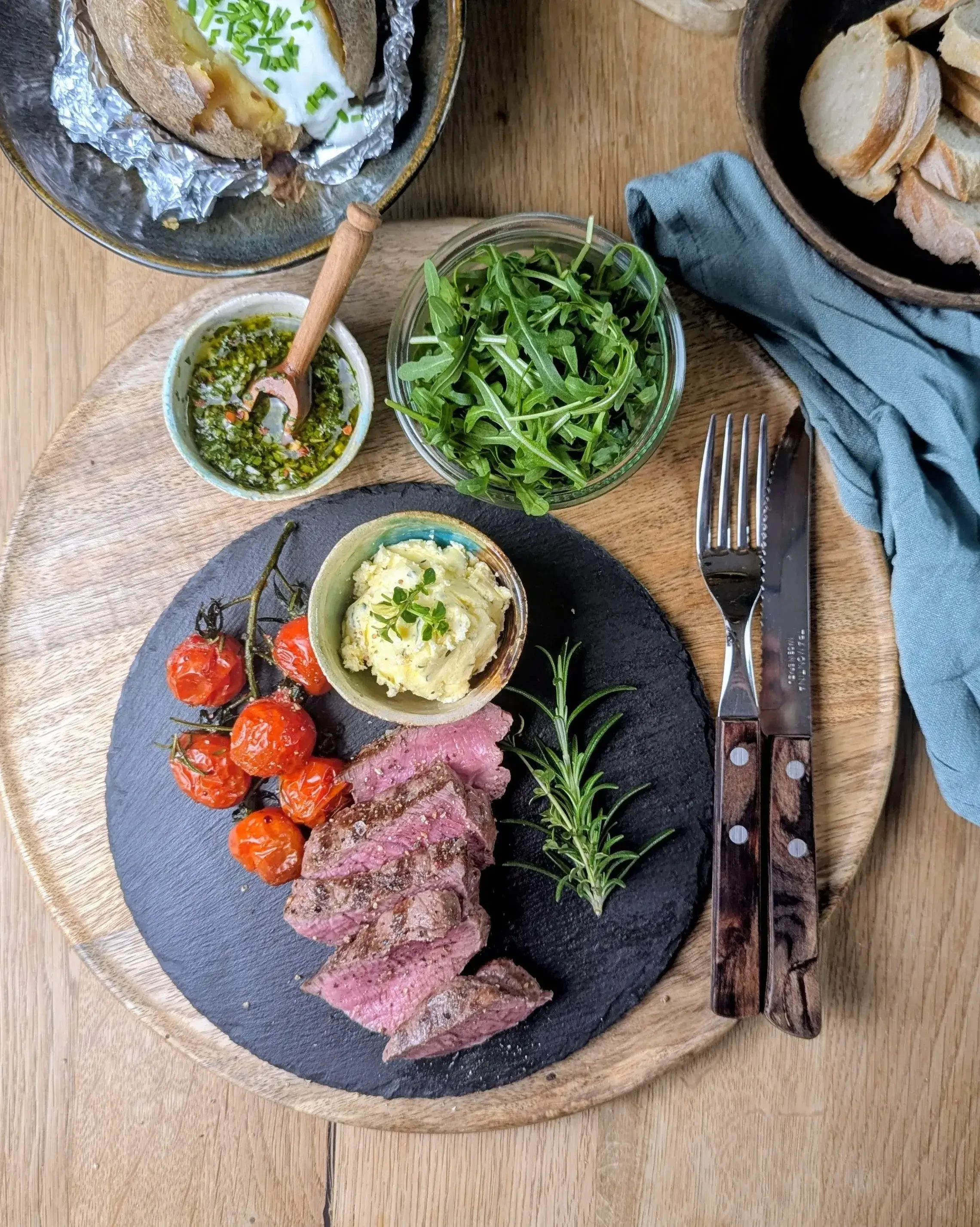Rinderfilet mit Kräuterbutter und Tomaten