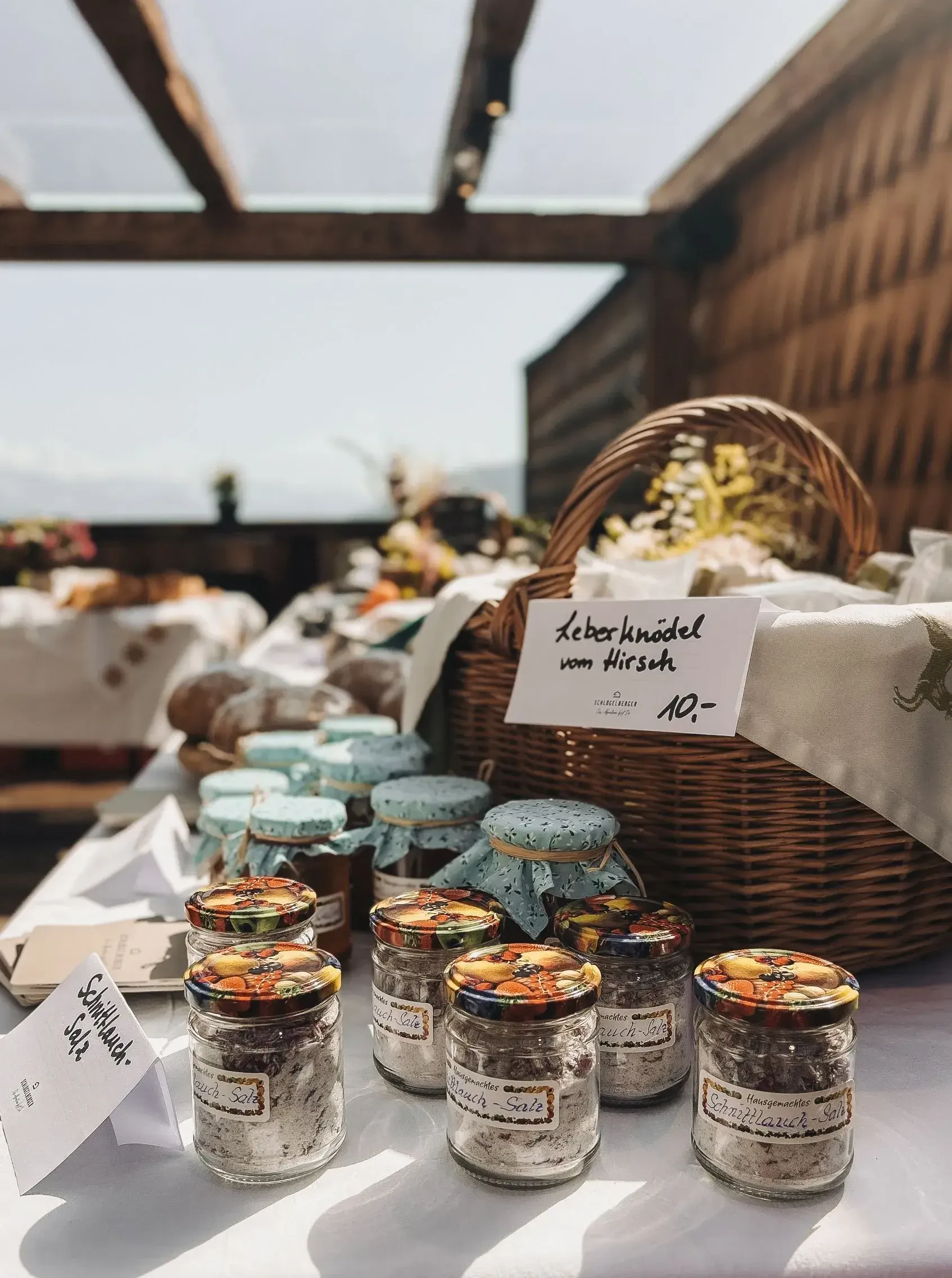 Bauernmarkt SchlöglbergerProdukte am Tisch