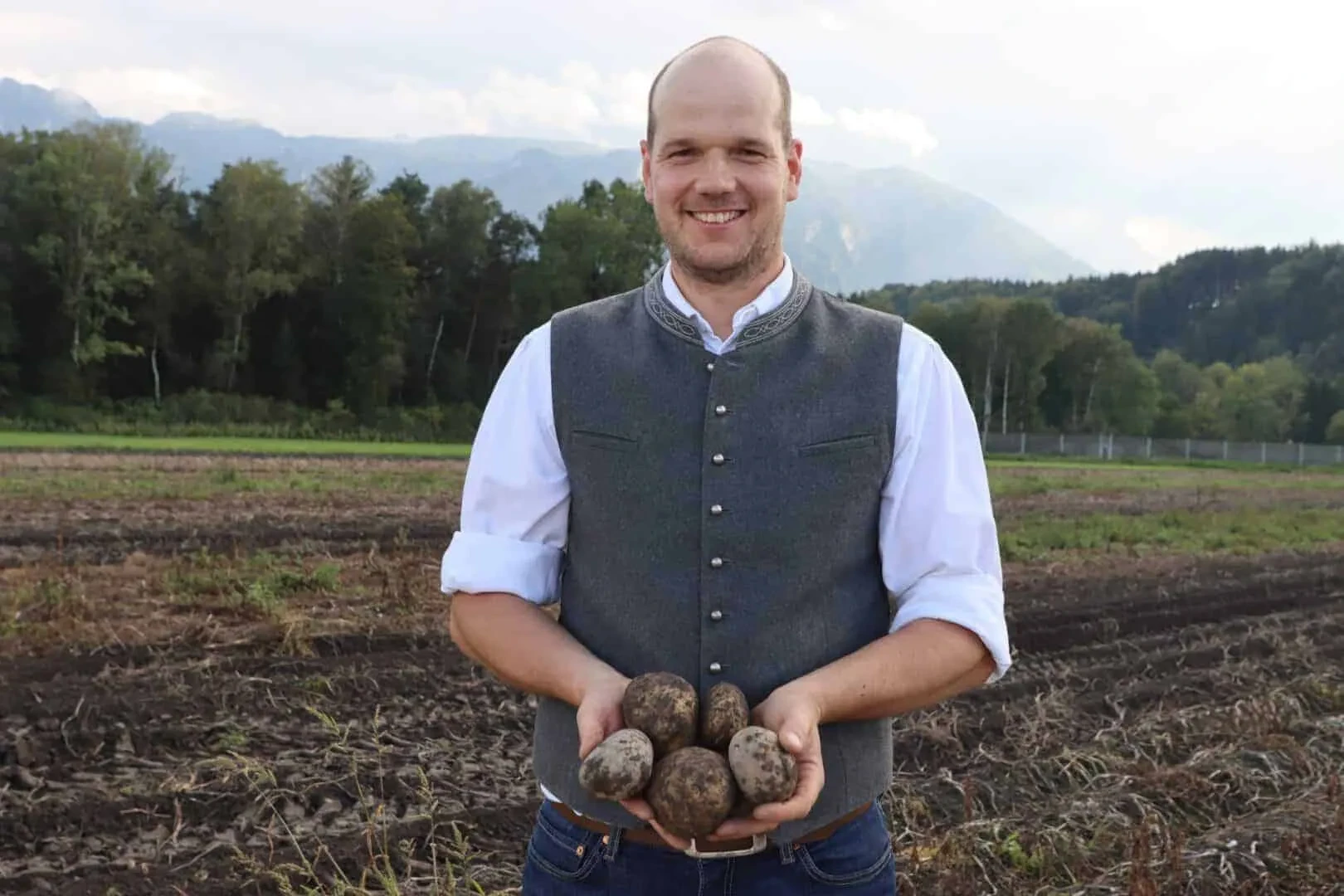 Landwirt mit Erdäpfel