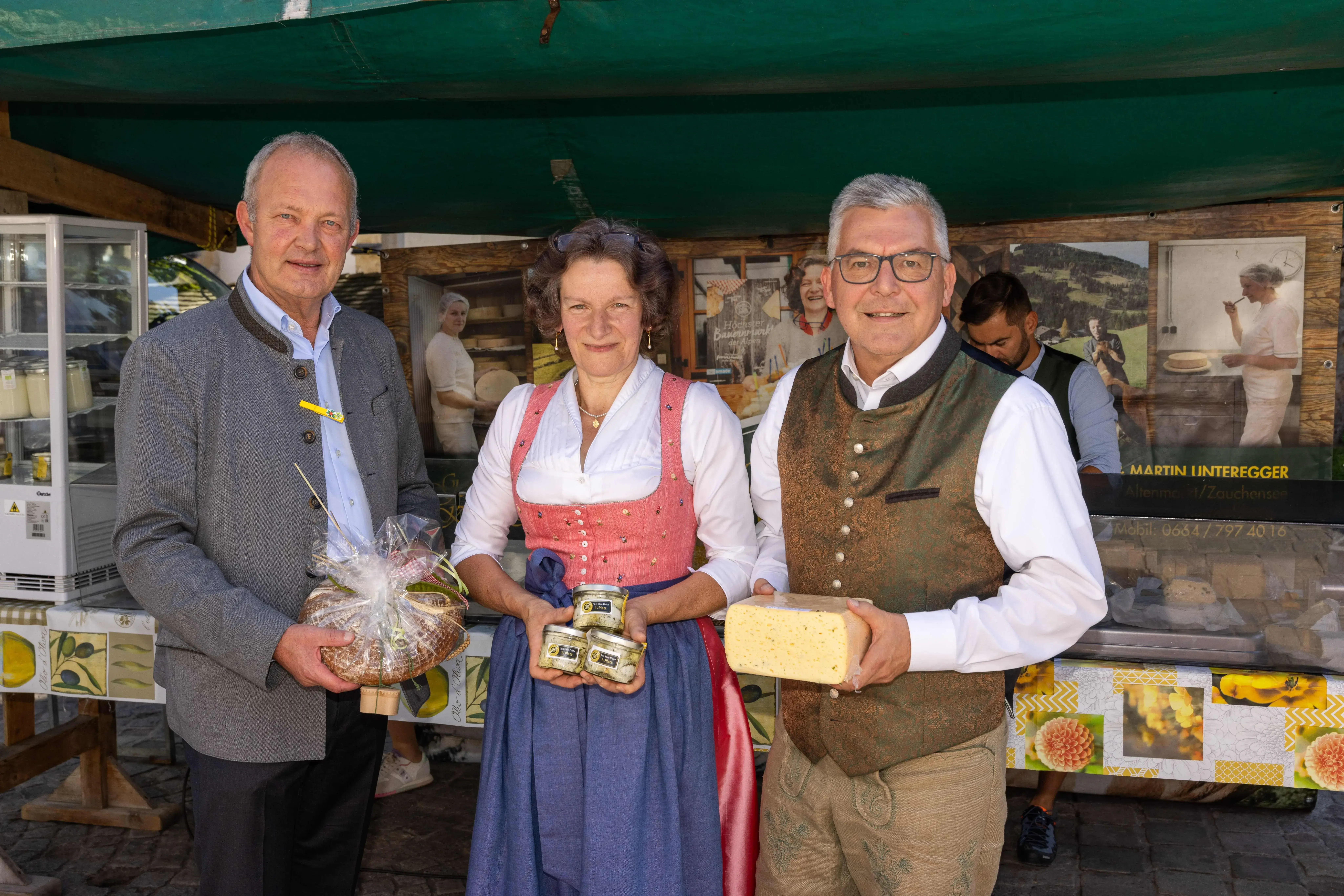 Besuch Landesrat Sepp Schwaiger Jubiläum 30 Jahre Wochenmarkt Altenmarkt bei Rosi Unteregger.