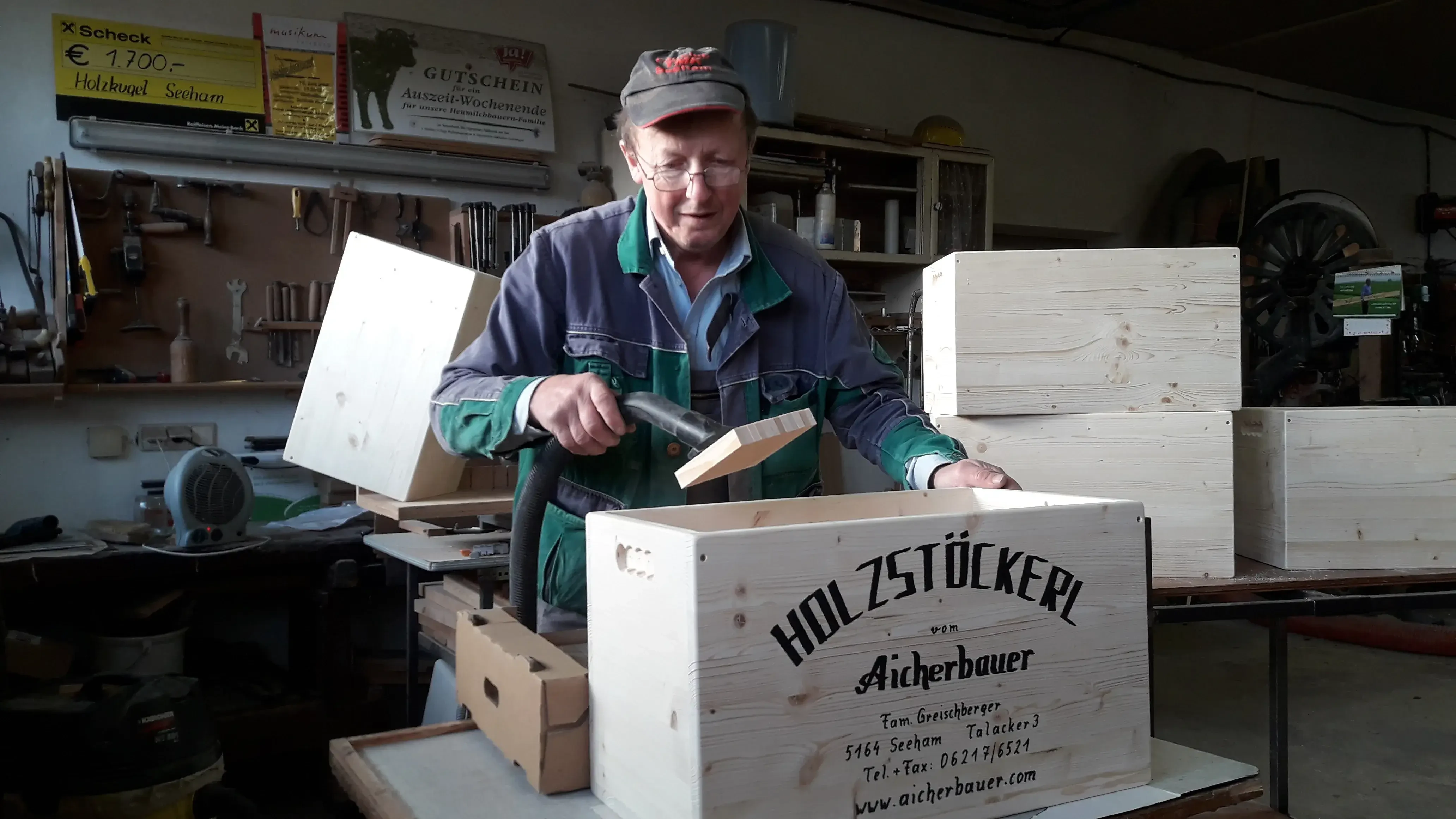 Kiste mit Holzstöckerl füllen Aicherbauer