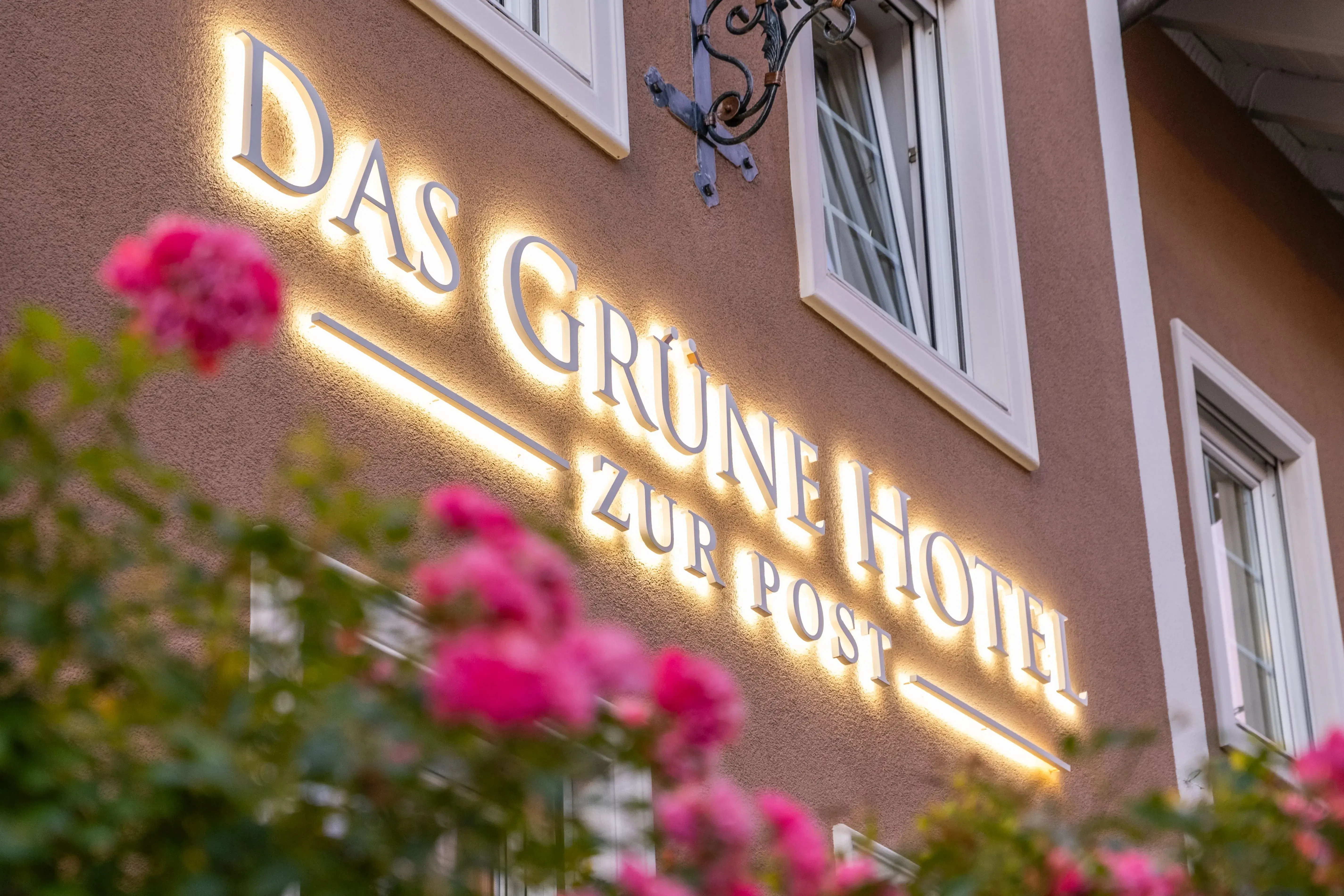 Das grüne Hotel zur Post, beleuchteter Schriftzug