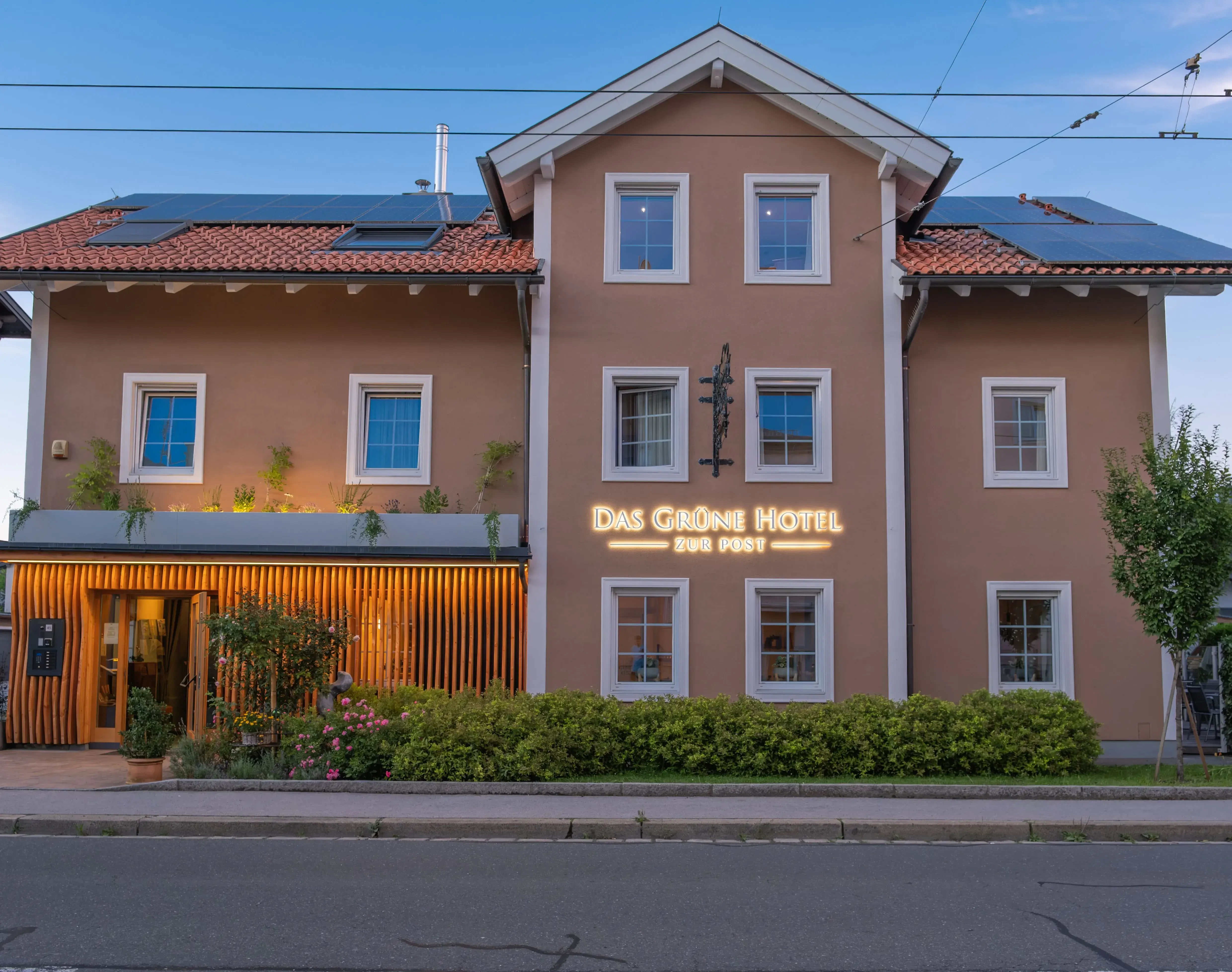 Außenansicht Das grüne Hotel zur Post beleuchtet