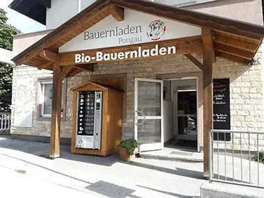 Geschäftseingang des Pongauer Bio Bauernladen in Schwarzach mit SB-Automat.