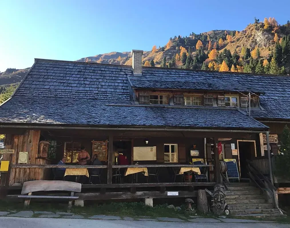 Königalm Riedingtal Aussenansicht urige Hütte 