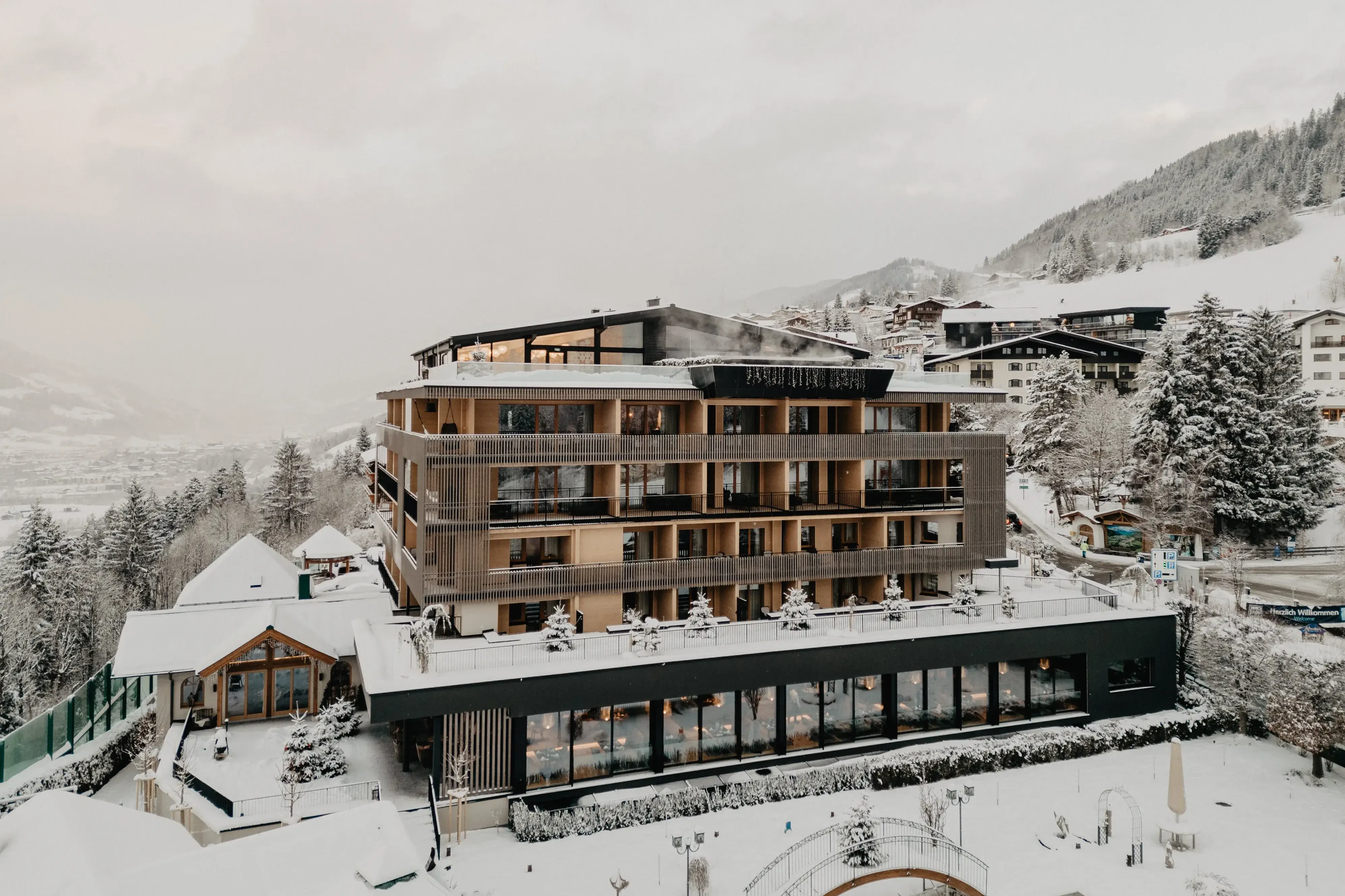 Hotel in Winterlandschaft