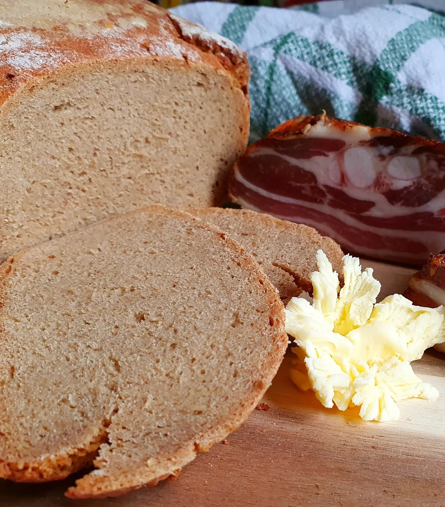 Bäckerei Steinbauer_aufgeschnittenes Brot und Butter