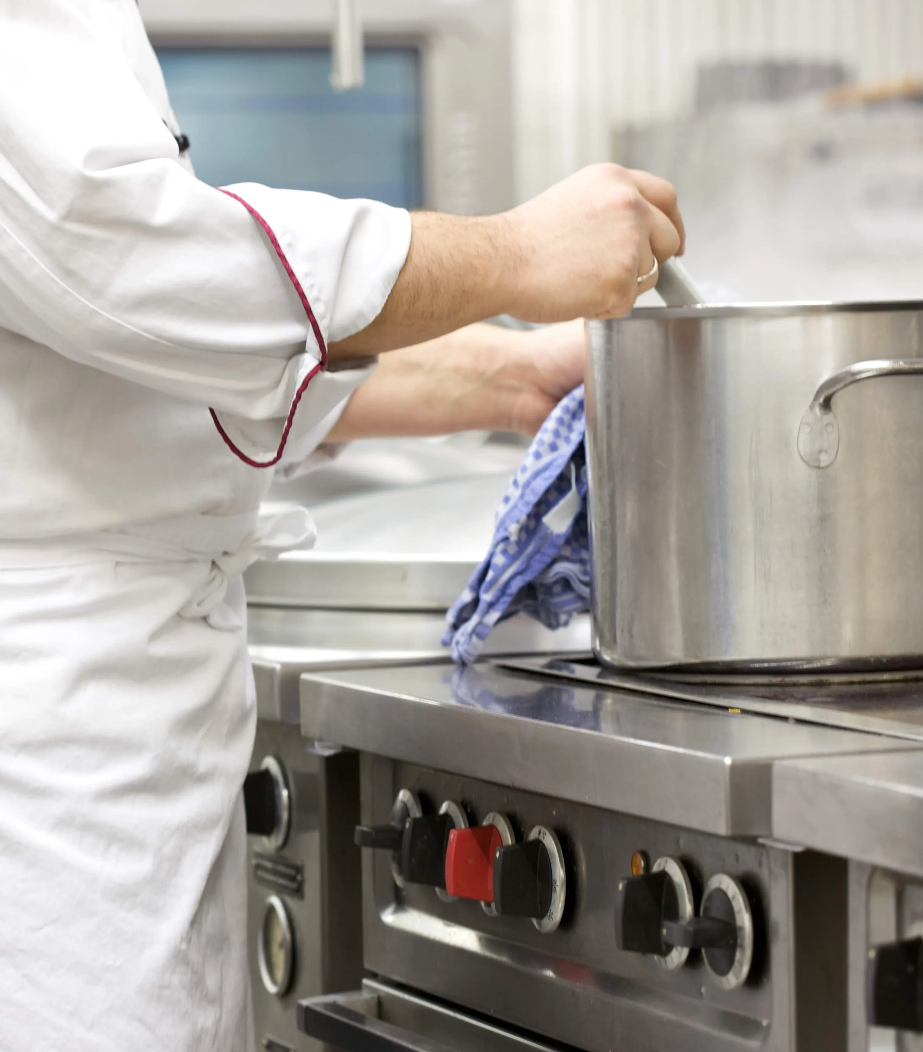 Küchenszene: Kochen für die Gemeinschaftsverpflegung