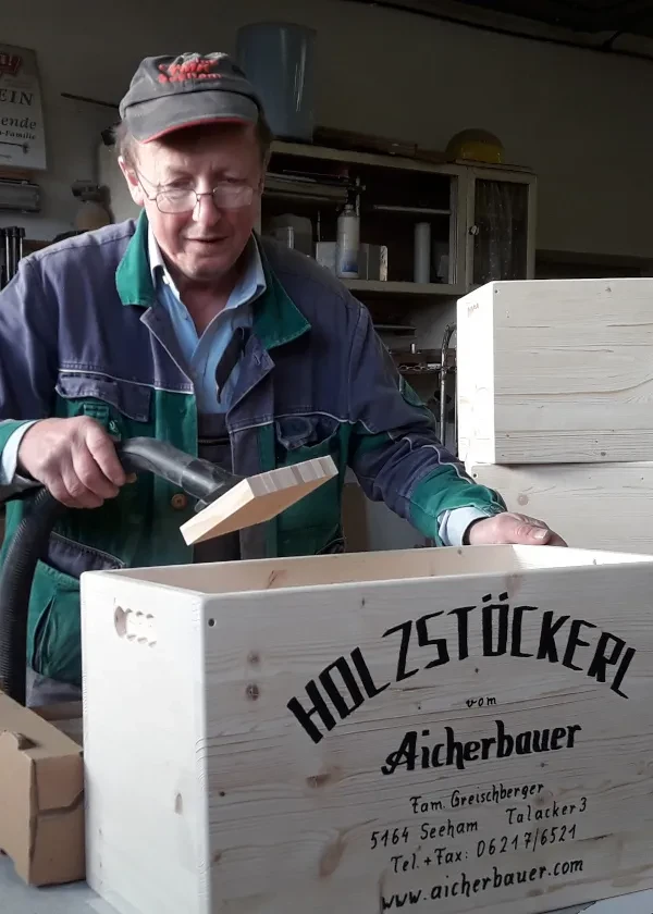 Hans Greischberger beim Befüllen der Kiste mit Holzstöckerl