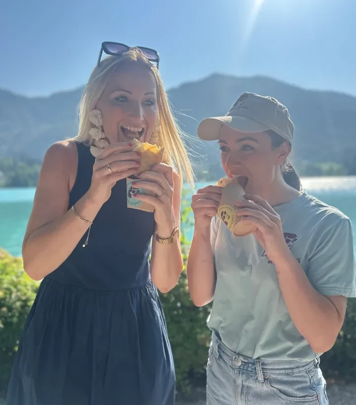 Angelika Pehab und Elisabeth Eisl am Fuschlsee mit Crepes