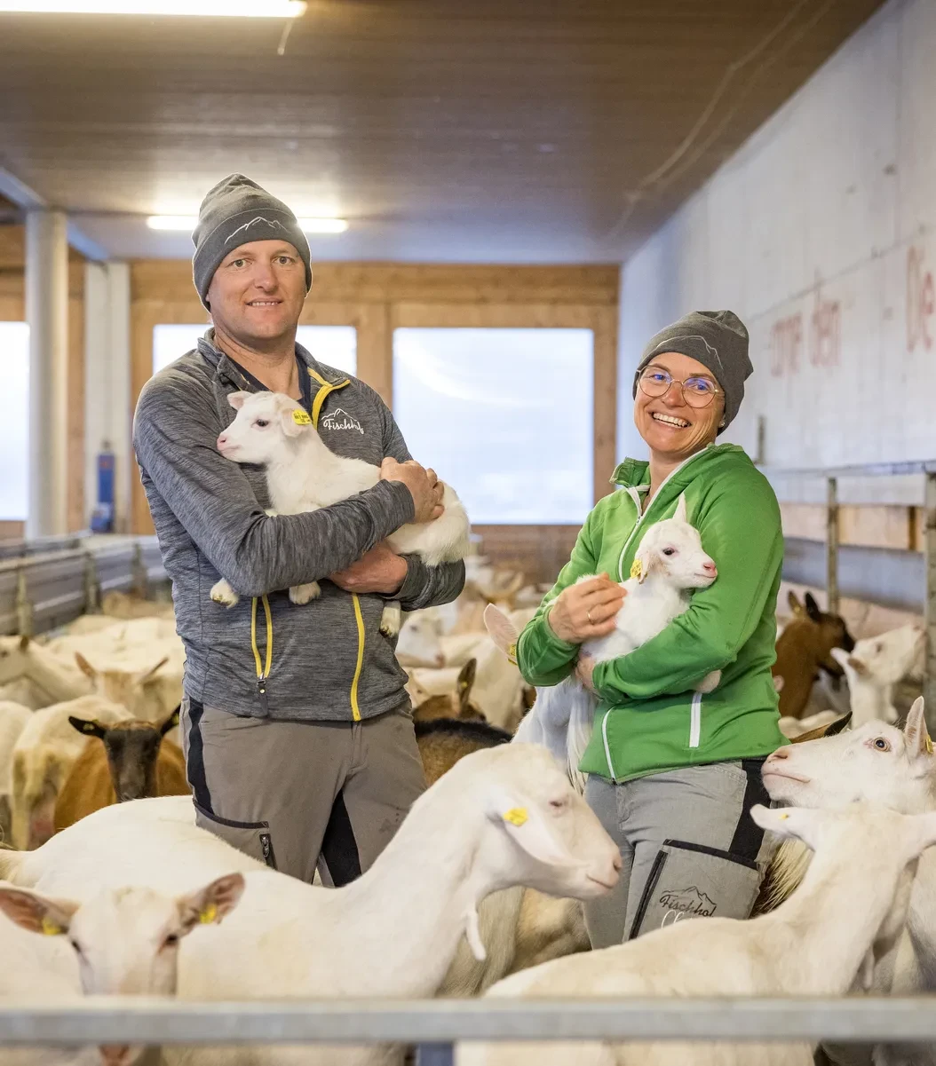 Fischhof Bauern mit Ziegen im Stall
