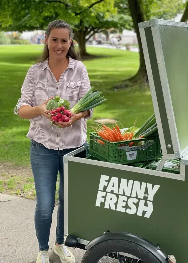 Franziska Adam-Laubenbacher mit dem Lastenfahrrad