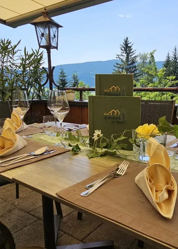 Häuserl im Wald_Tisch auf der Terrasse